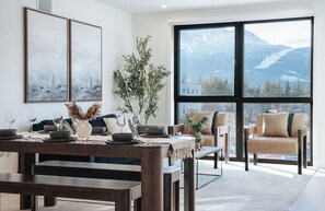Interior - Cozy and Stylish 2 Bed 2 Bath with Modern Amenities, Comfortable Living Space, and Easy Access to Revelstoke Mountain Resort. (Revelstoke)