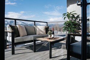 Property grounds - Cozy and Stylish 2 Bed 2 Bath with Modern Amenities, Comfortable Living Space, and Easy Access to Revelstoke Mountain Resort. (Revelstoke)