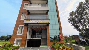 A hotel named "Shree Park" with a modern design, featuring multiple balconies and a glass facade. - Hotel Shree Park Ayodhya (Faizabad)