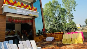 A hotel with a sign reading "Shree Park Hotel Rooms & Banquet". - Hotel Shree Park Ayodhya (Faizabad)
