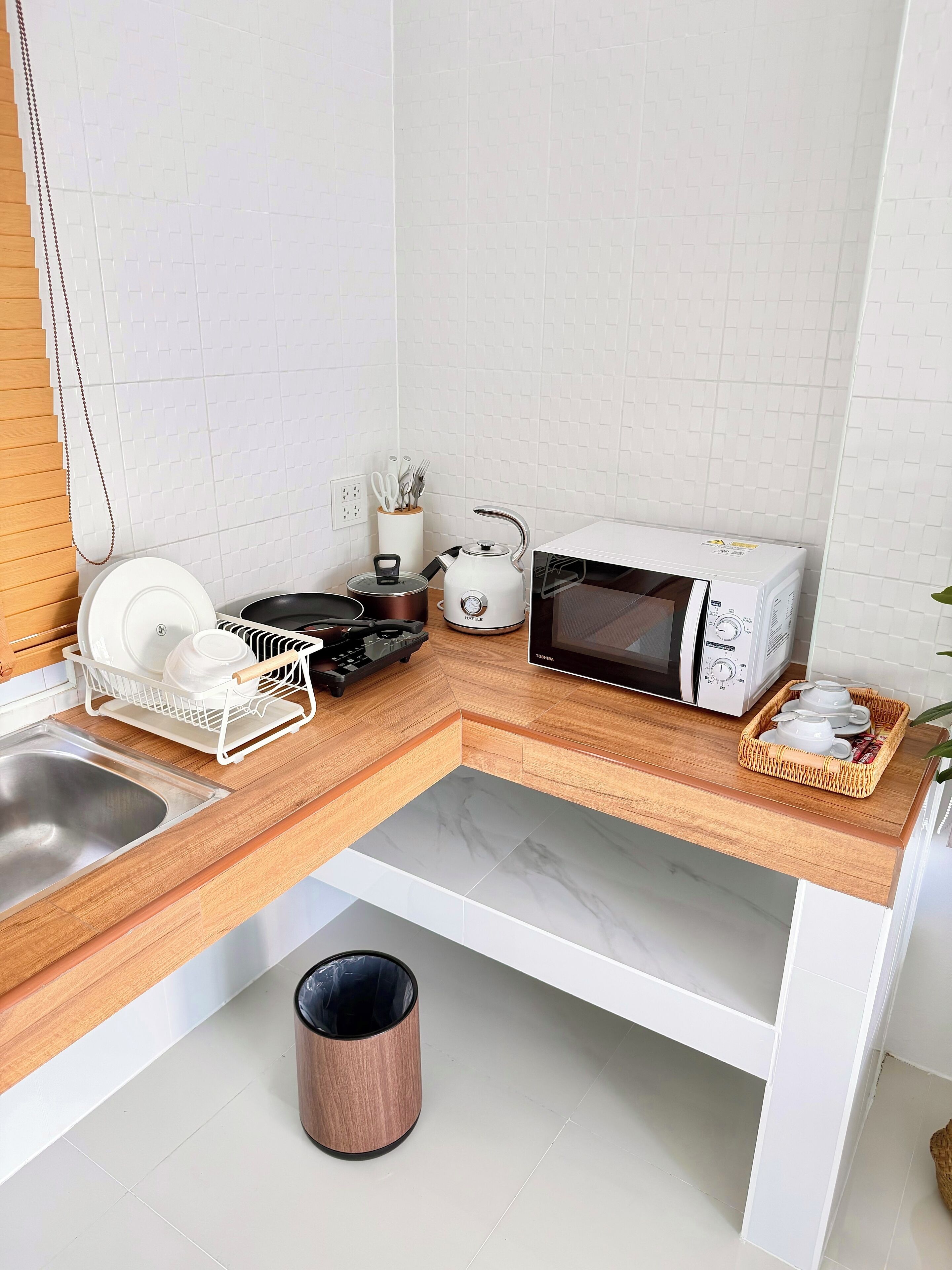 Suite superior, vistas al complejo turístico | Cocina privada | Frigorífico grande, microondas, placa de cocina y utensilios de cocina