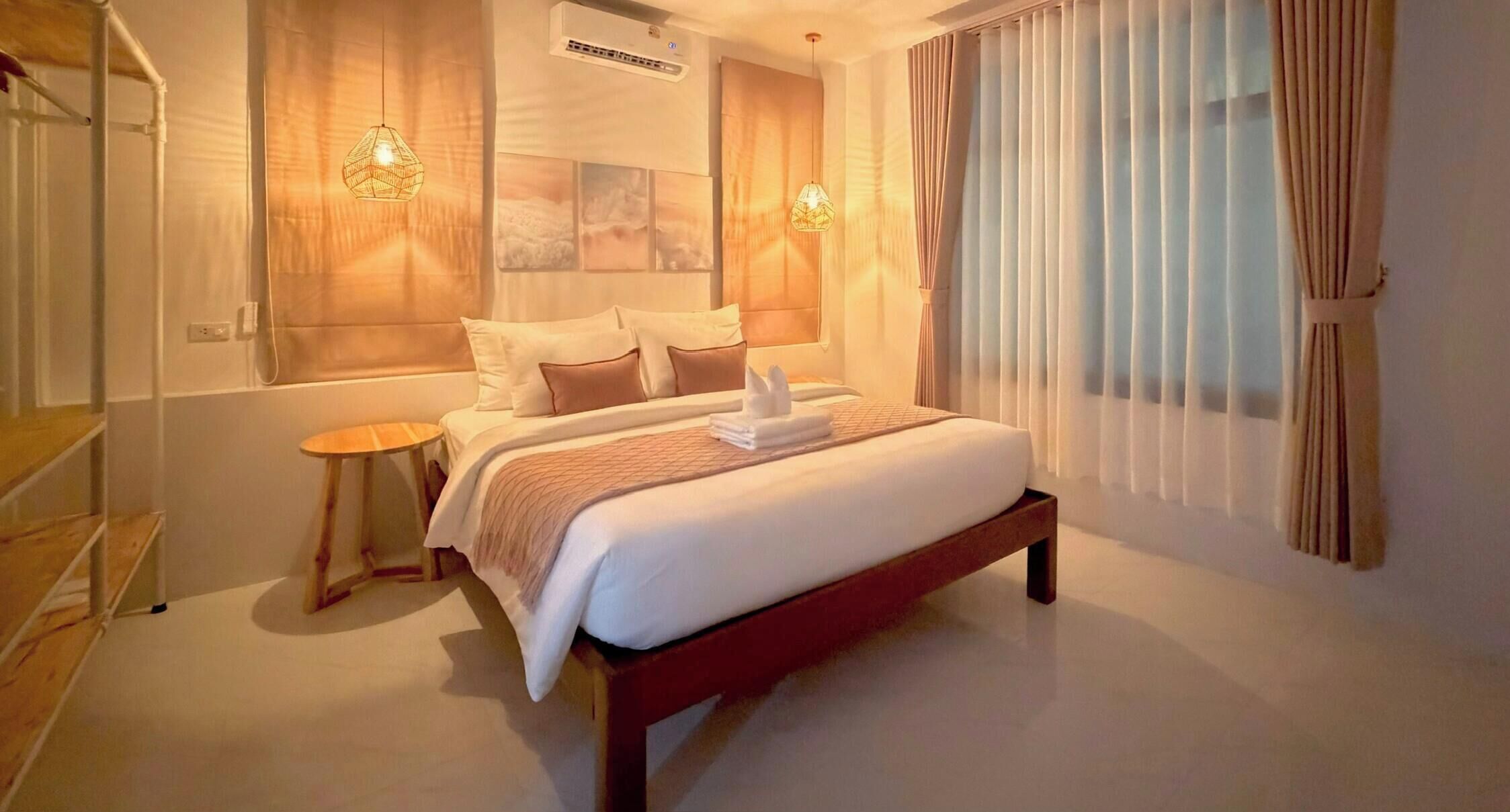Deluxe Room, 1 King Bed | Blackout curtains, free WiFi
