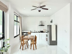 Deluxe Villa, Resort View | Private kitchen | Full-size fridge, microwave, stovetop, cookware/dishes/utensils - Labelle villa koh phangan (Ko Pha-ngan)