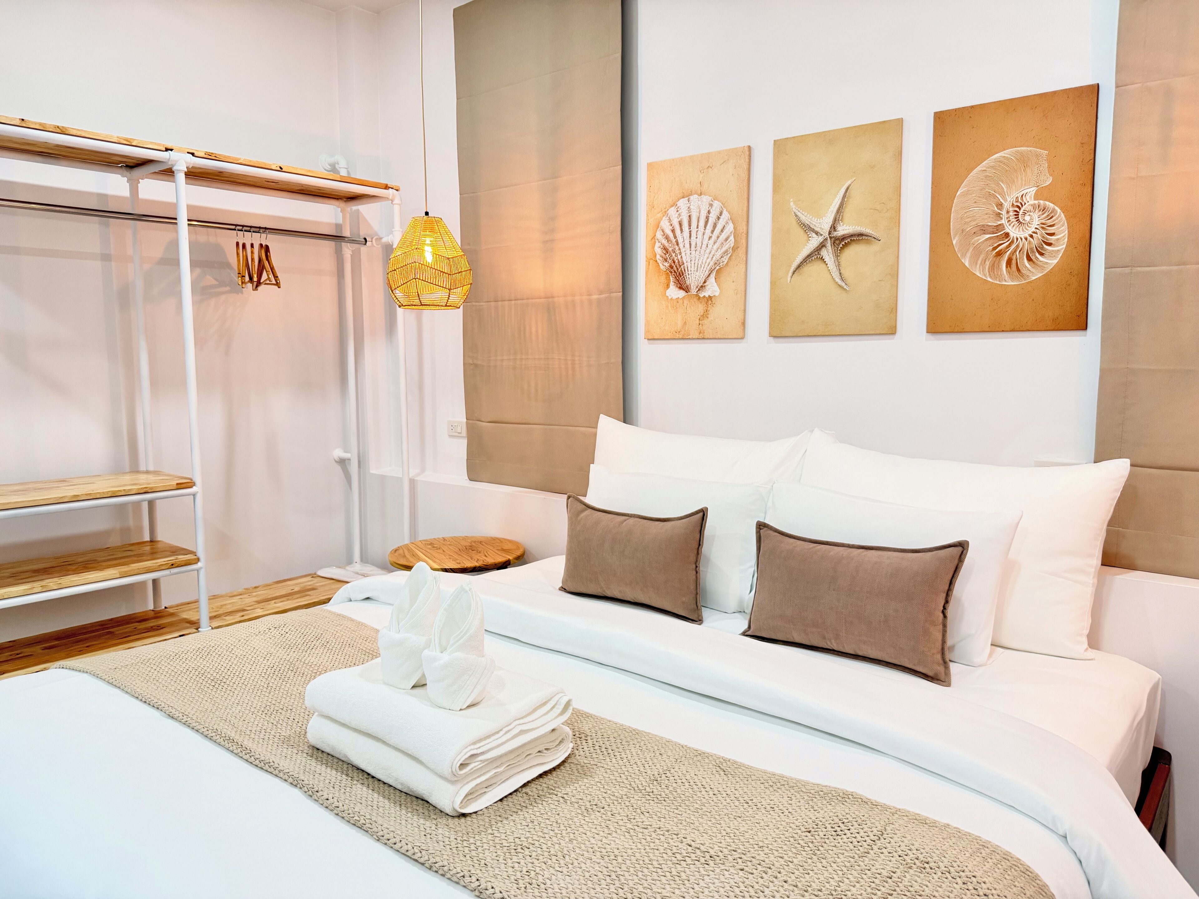 Kamar Deluks, 1 Tempat Tidur King | Tirai kedap cahaya dan Wi-Fi gratis