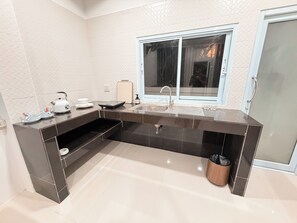 Suite Superior, pemandangan resor | Kamar mandi | Shower, pengering rambut, sandal, dan handuk