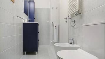 Ducha, secador de pelo, toallas