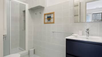 Dusche, Haartrockner, Handtücher