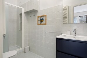 Shower, hair dryer, towels