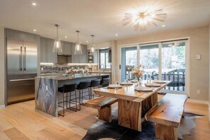 Dining - New Riverfront 3BR, 2BA Walk Everywhere! (Aspen)