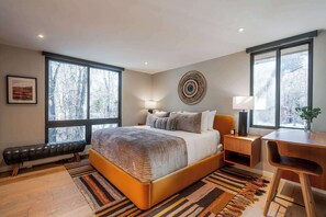 3 makuuhuonetta, työpöytä, silitysrauta/-lauta, vauvan matkasänky