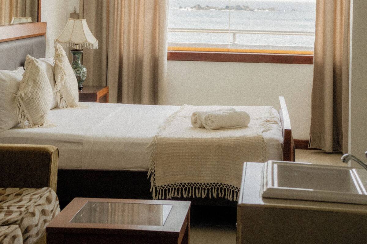Family Room, Ocean View | Ruang kerja komputer riba, kalis bunyi, Wi-fi percuma