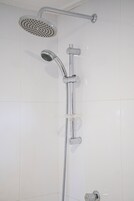 Batas, toallas, jabón, shampoo