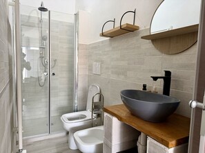 Shower, hair dryer, bidet, towels - Il Nido sulla Valle (Imperia)