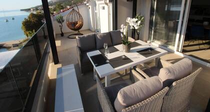 Seaside 3-bedroom Luxury Penthouse