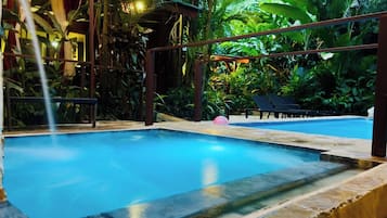 Vila, 2 quartos, piscina particular, vista para o jardim | Piscina | Piscina interna