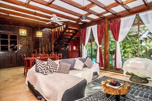 Vila, 2 quartos, piscina particular, vista para o jardim | Área de estar