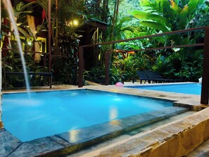 Vila, 2 quartos, piscina particular, vista para o jardim | Piscina | Piscina interna