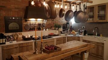 Frigorifero, forno, piano cottura, lavastoviglie