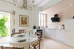 Dining - Charming retreat for two, between countryside and ocean (Sainte-Gemme)