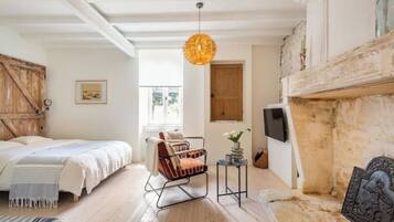 Tabla de planchar con plancha, wifi y ropa de cama