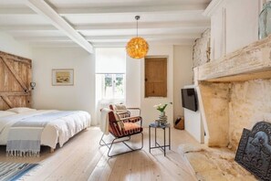 Tabla de planchar con plancha, wifi y ropa de cama