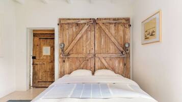 Tabla de planchar con plancha, wifi y ropa de cama