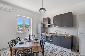 Fridge, oven, stovetop, coffee/tea maker - Casa Nyon Apartment – Steps from the Beach in Agropoli (Agropoli)