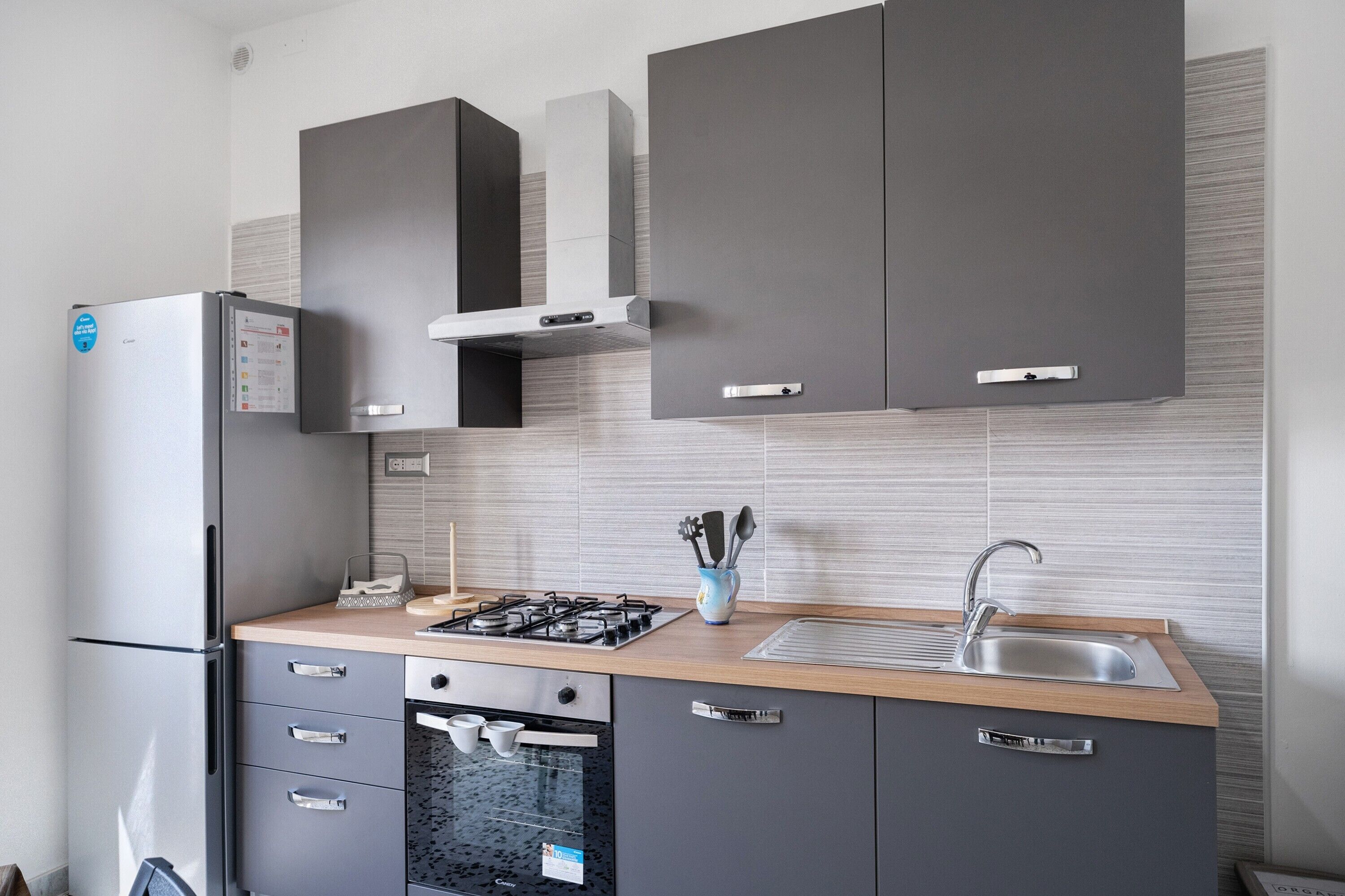 Kühlschrank, Ofen, Herdplatte, Wasserkocher mit Kaffee-/Teezubehör