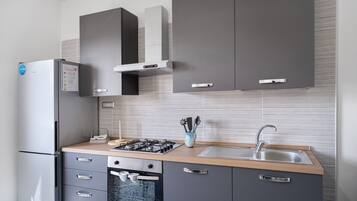 Kühlschrank, Ofen, Herdplatte, Wasserkocher mit Kaffee-/Teezubehör