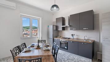 Kühlschrank, Ofen, Herdplatte, Wasserkocher mit Kaffee-/Teezubehör