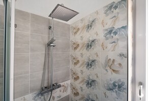 Een douche, gratis toiletartikelen, een haardroger, badjassen