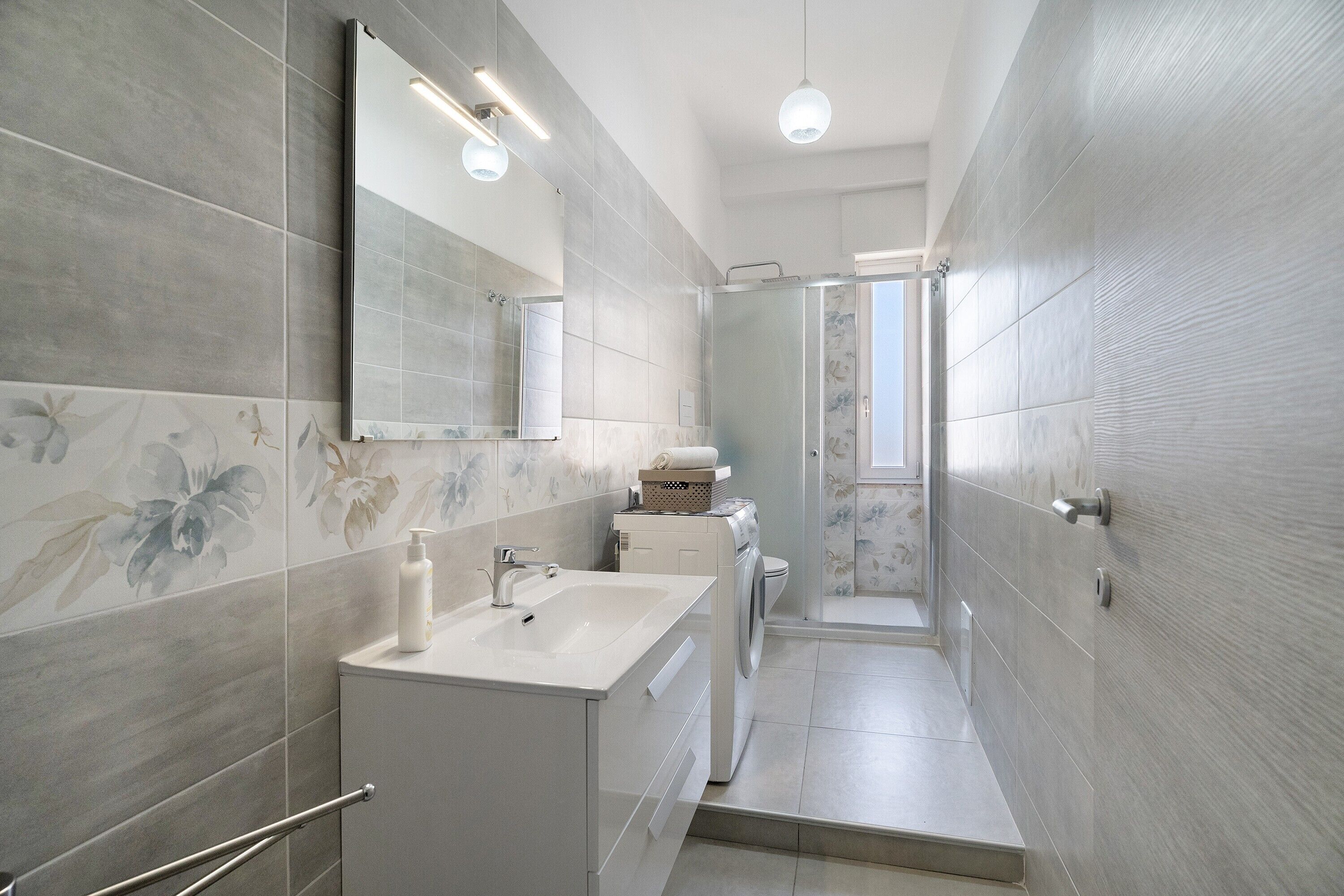 シャワー、バスアメニティ (無料)、ヘアドライヤー、バスローブ