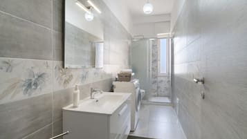 Een douche, gratis toiletartikelen, een haardroger, badjassen