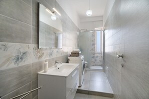 Een douche, gratis toiletartikelen, een haardroger, badjassen