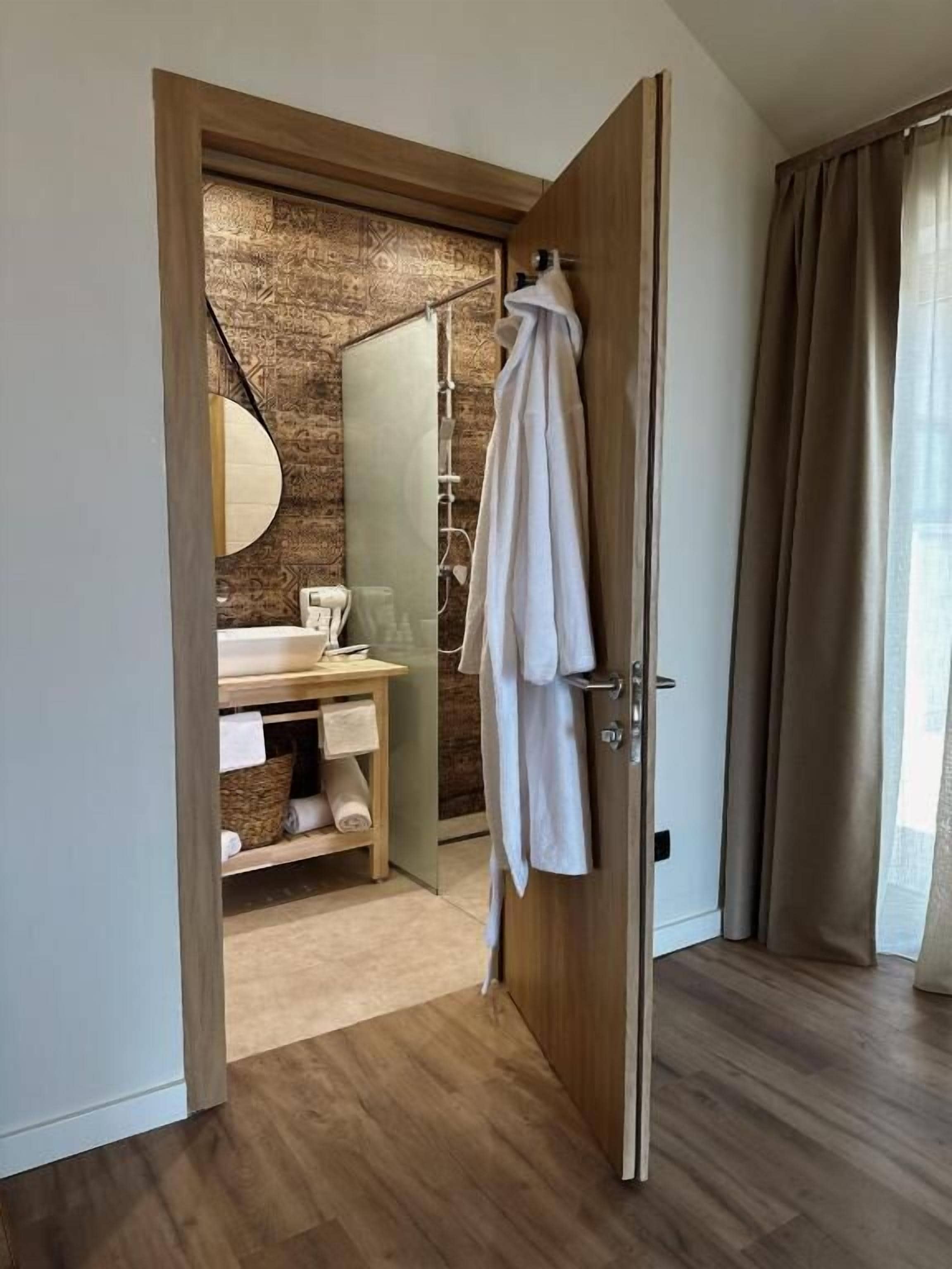 Phòng Suite Deluxe | Phòng tắm | Đồ dùng nhà tắm thân thiện với môi trường, áo choàng tắm 