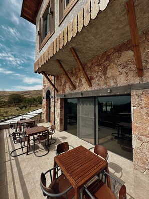 Breakfast, lunch, dinner served; American cuisine  - Sona Boutique Resort (Bazmaghbyur)