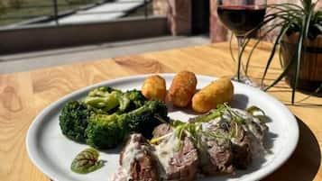 Serveert ontbijt, lunch, diner, Amerikaanse gerechten