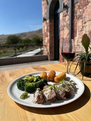 Breakfast, lunch, dinner served; American cuisine  - Sona Boutique Resort (Bazmaghbyur)