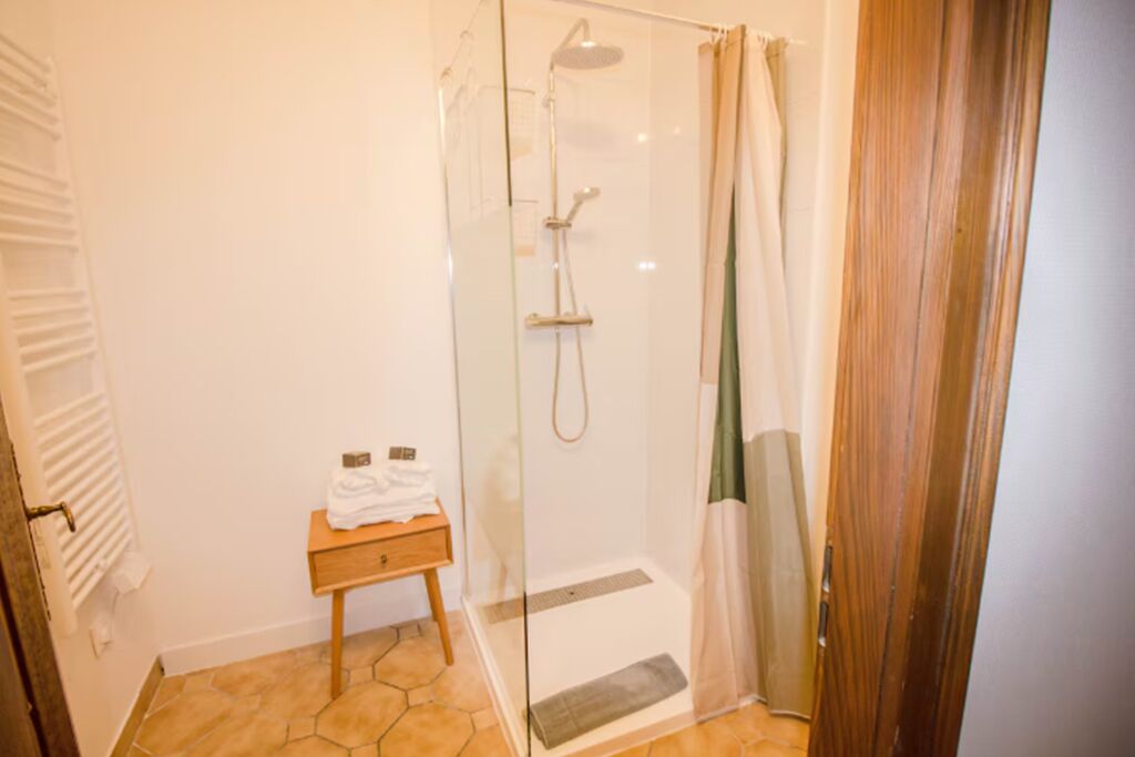 Douche, sèche-cheveux, serviettes fournies, savon