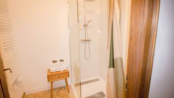 Douche, sĂšche-cheveux, serviettes fournies, savon