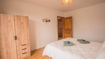 2 chambres, fer et planche à repasser, Wi-Fi, draps fournis