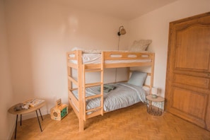 2 habitaciones, tabla de planchar con plancha, wifi y ropa de cama 