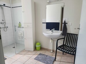 Shower, hair dryer, towels, soap - In central France, 3 minutes from the Berry canal. Pets welcome! (La Groutte)