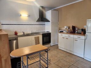 Private kitchen - In central France, 3 minutes from the Berry canal. Pets welcome! (La Groutte)