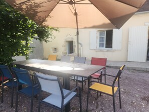 Outdoor dining - In central France, 3 minutes from the Berry canal. Pets welcome! (La Groutte)