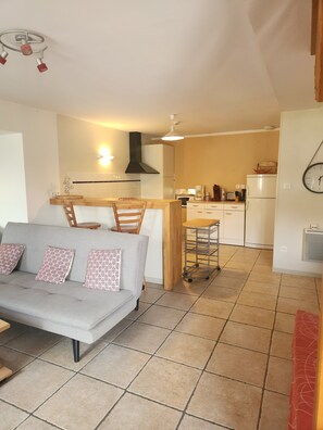 Living area - In central France, 3 minutes from the Berry canal. Pets welcome! (La Groutte)