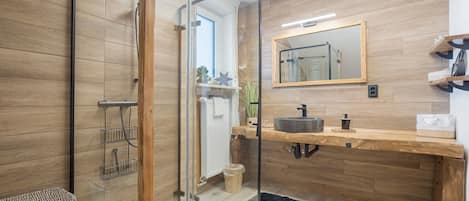 Shower, towels