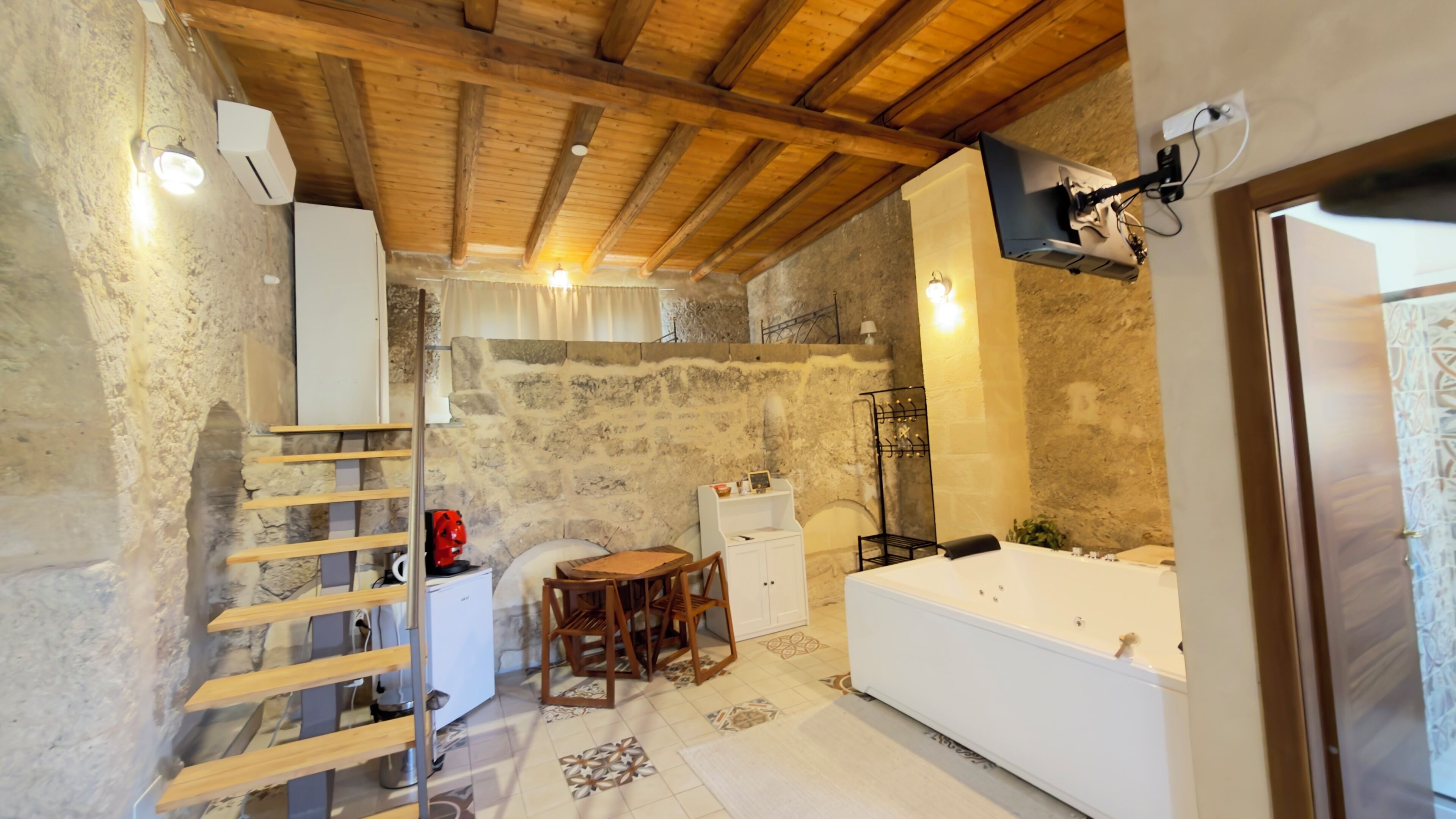 Deluxe Apartment, Hill View | Blackout curtains, iron/ironing board, free WiFi