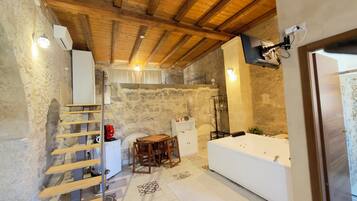 Deluxe Apartment, Hill View | Blackout curtains, iron/ironing board, free WiFi