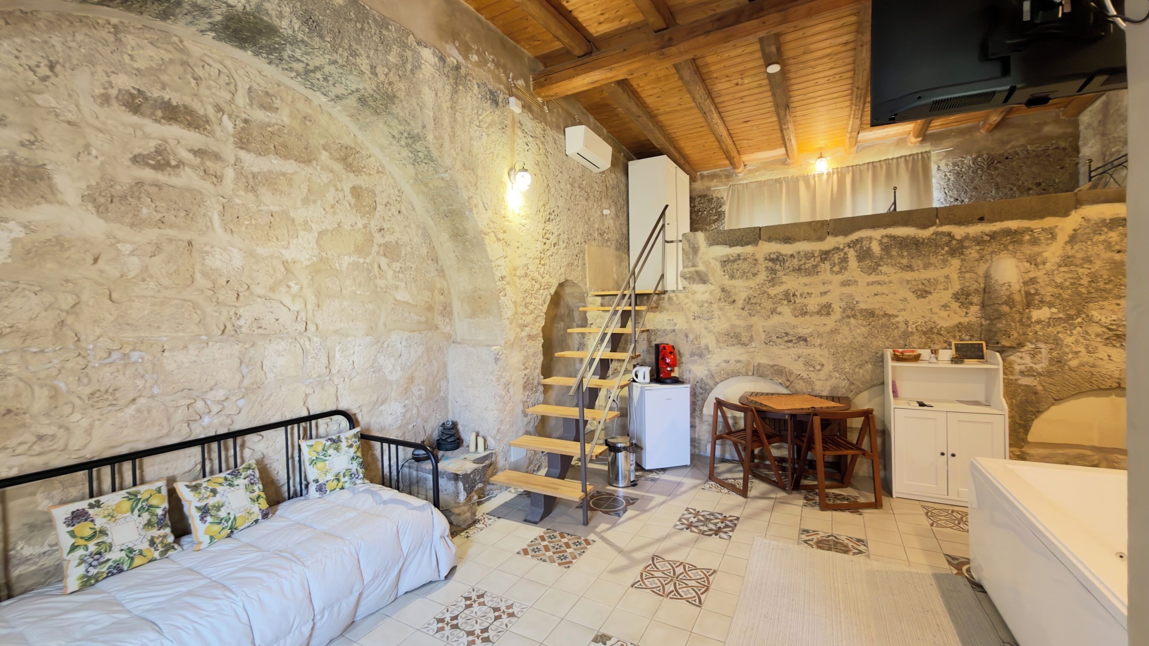 Deluxe Apartment, Hill View | Blackout curtains, iron/ironing board, free WiFi